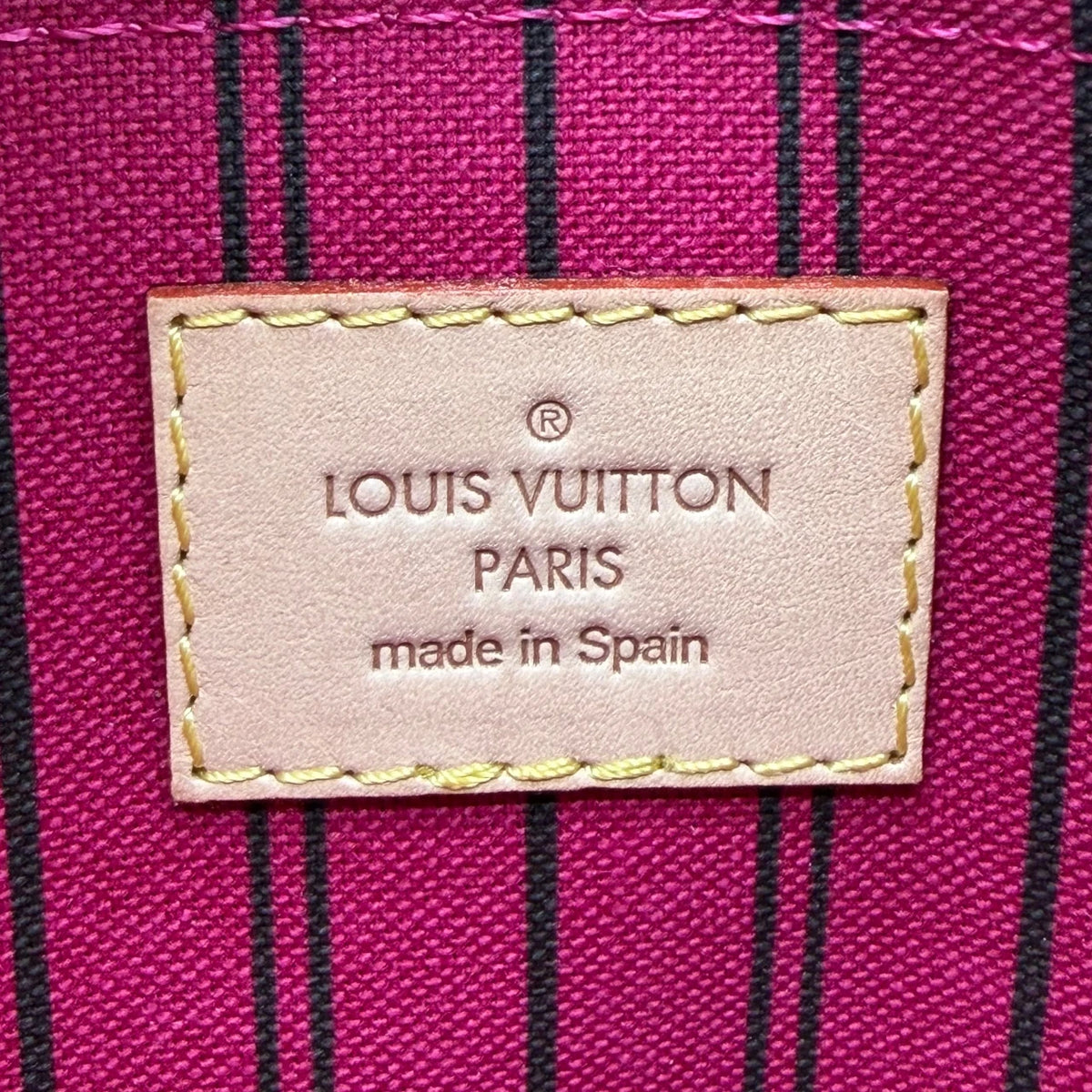 Louis Vuitton Shopper Neverfull MM mit Clutch monogram braun – Prägung im Detail