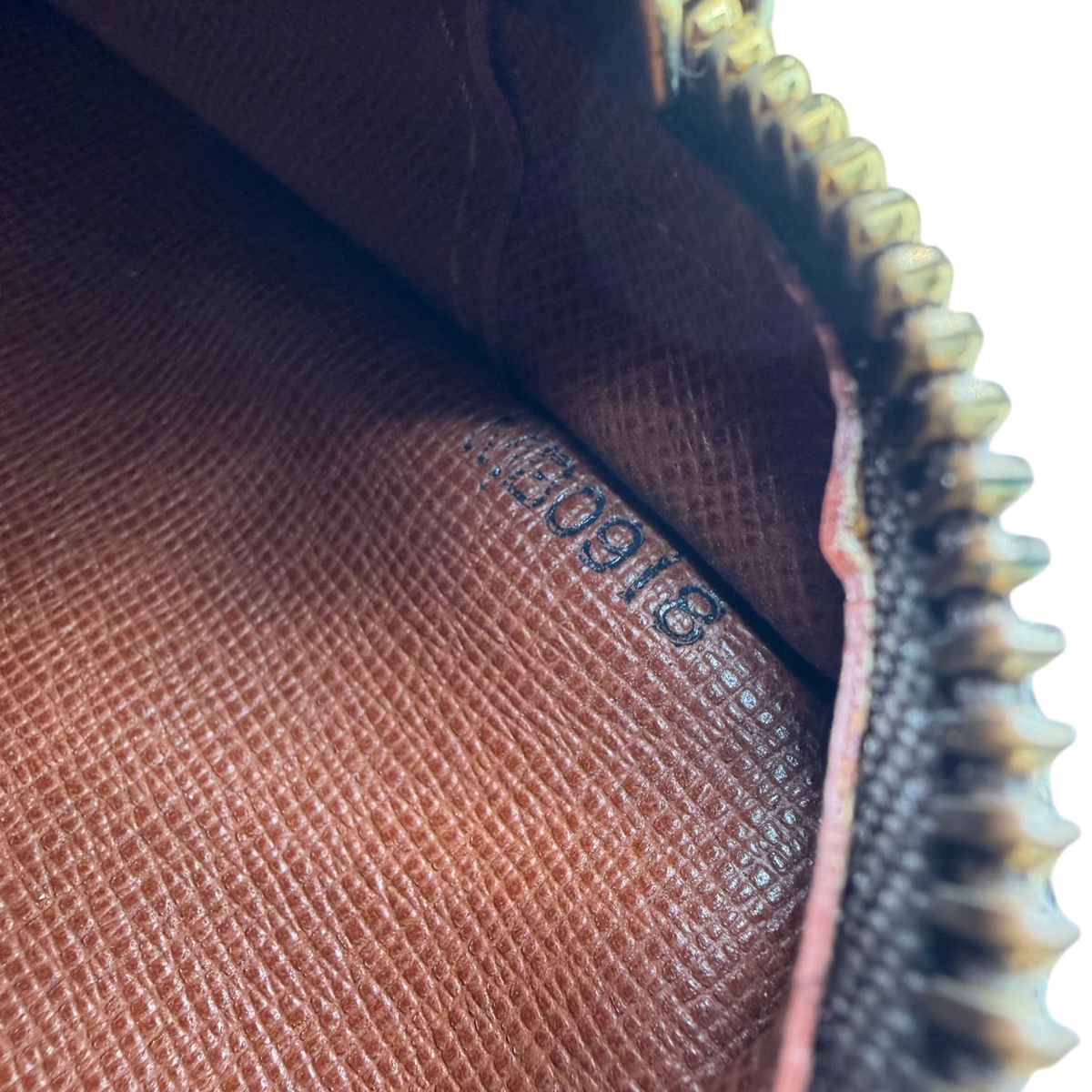 Louis Vuitton Umhängetasche Trocadero 23 monogram braun – Datumscode im Detail