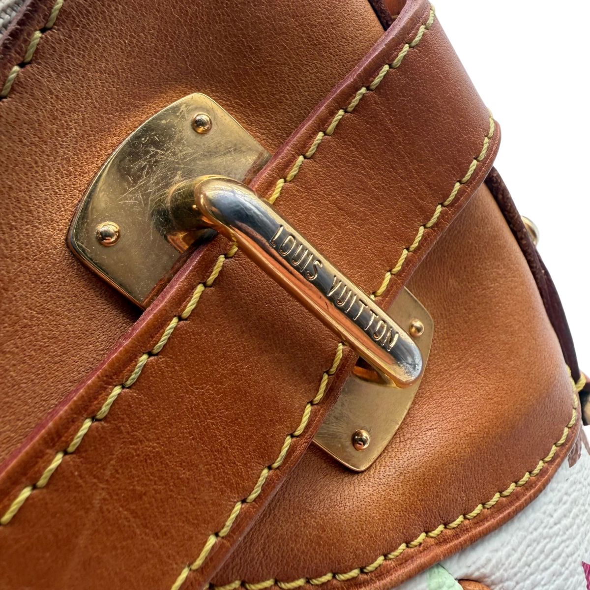 Louis Vuitton x Takashi Murakami Schultertasche Aurelia MM monogram weiß – Prägung im Detail