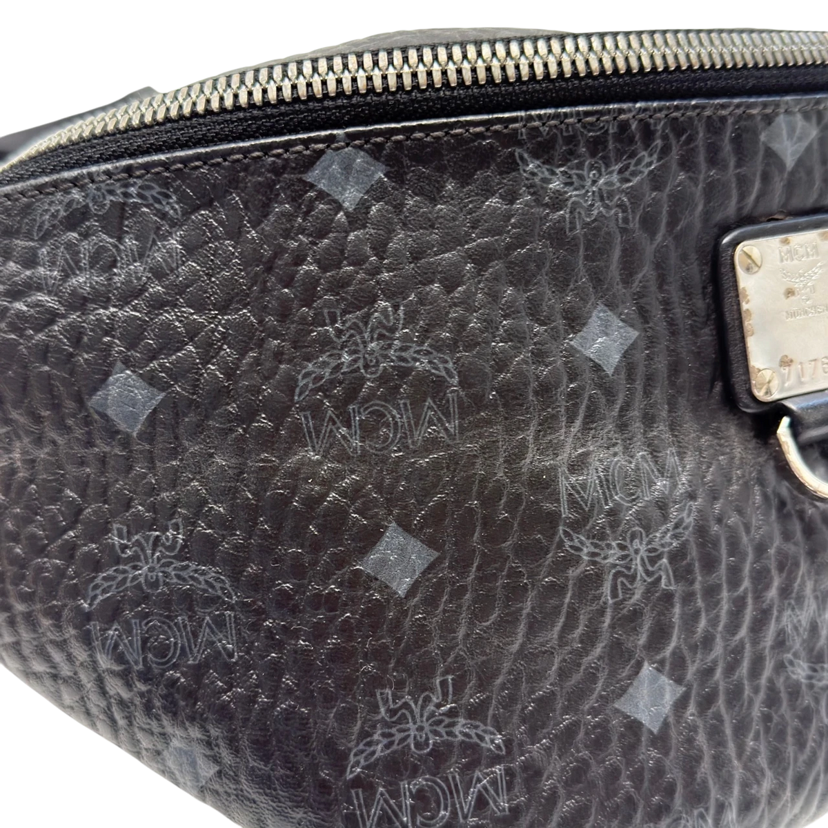 MCM Bauchtasche / Gürteltasche Fursten medium visetos schwarz – Logo im Detail