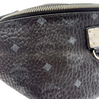 MCM Bauchtasche / Gürteltasche Fursten medium visetos schwarz – Logo im Detail