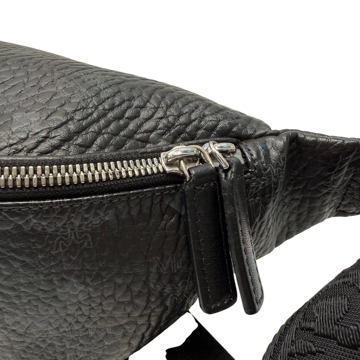MCM Bauchtasche / Gürteltasche Fursten medium visetos schwarz – Beschläge im Detail