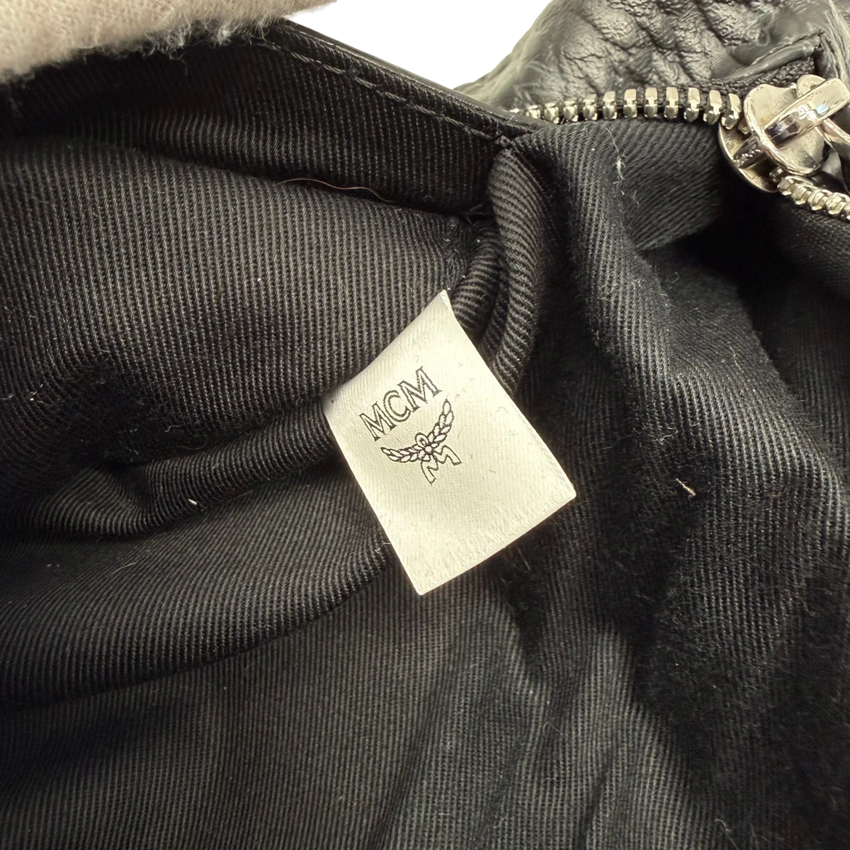 MCM Bauchtasche / Gürteltasche Fursten medium visetos schwarz – Innenetikett im Detail