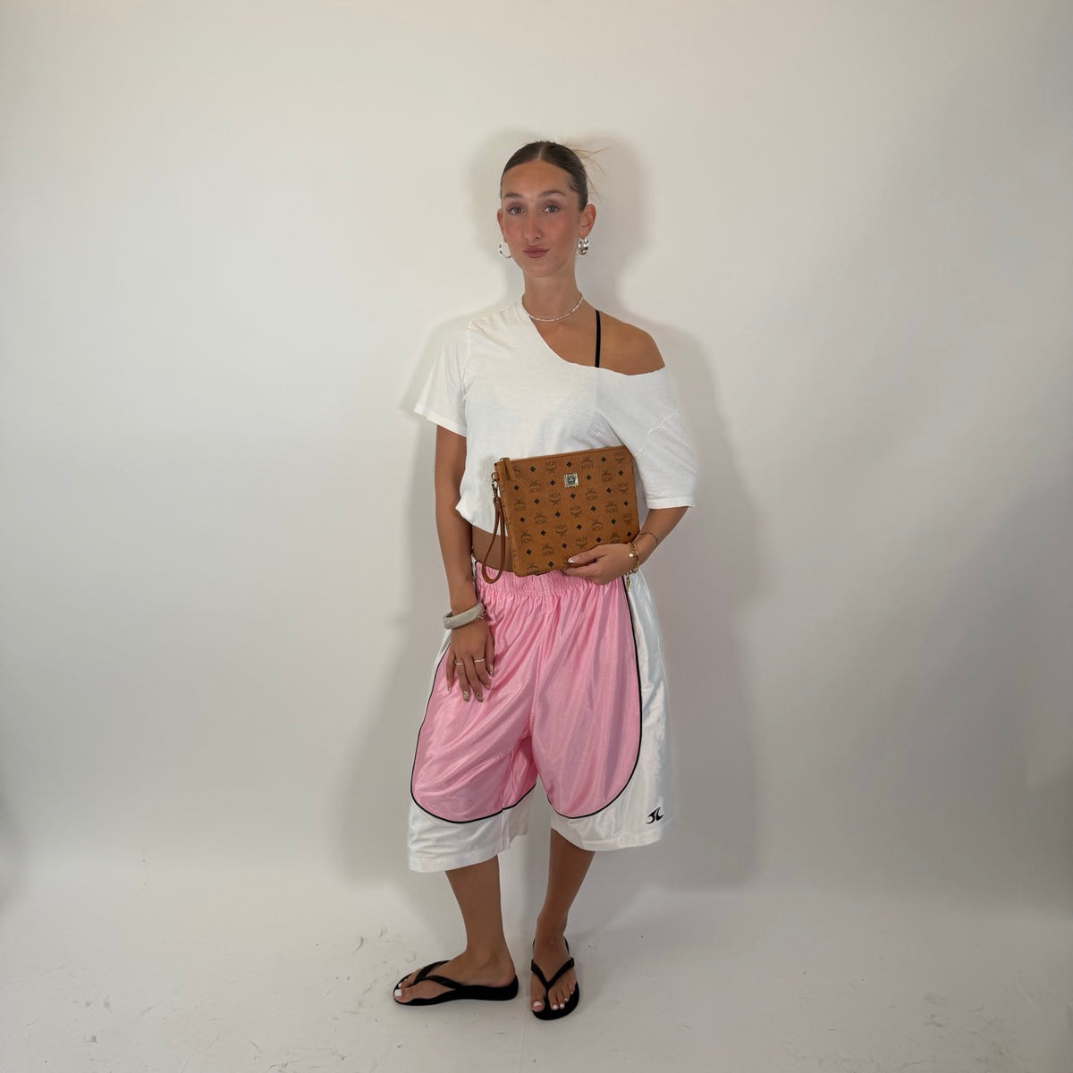 MCM Clutch visetos braun – getragen am Model