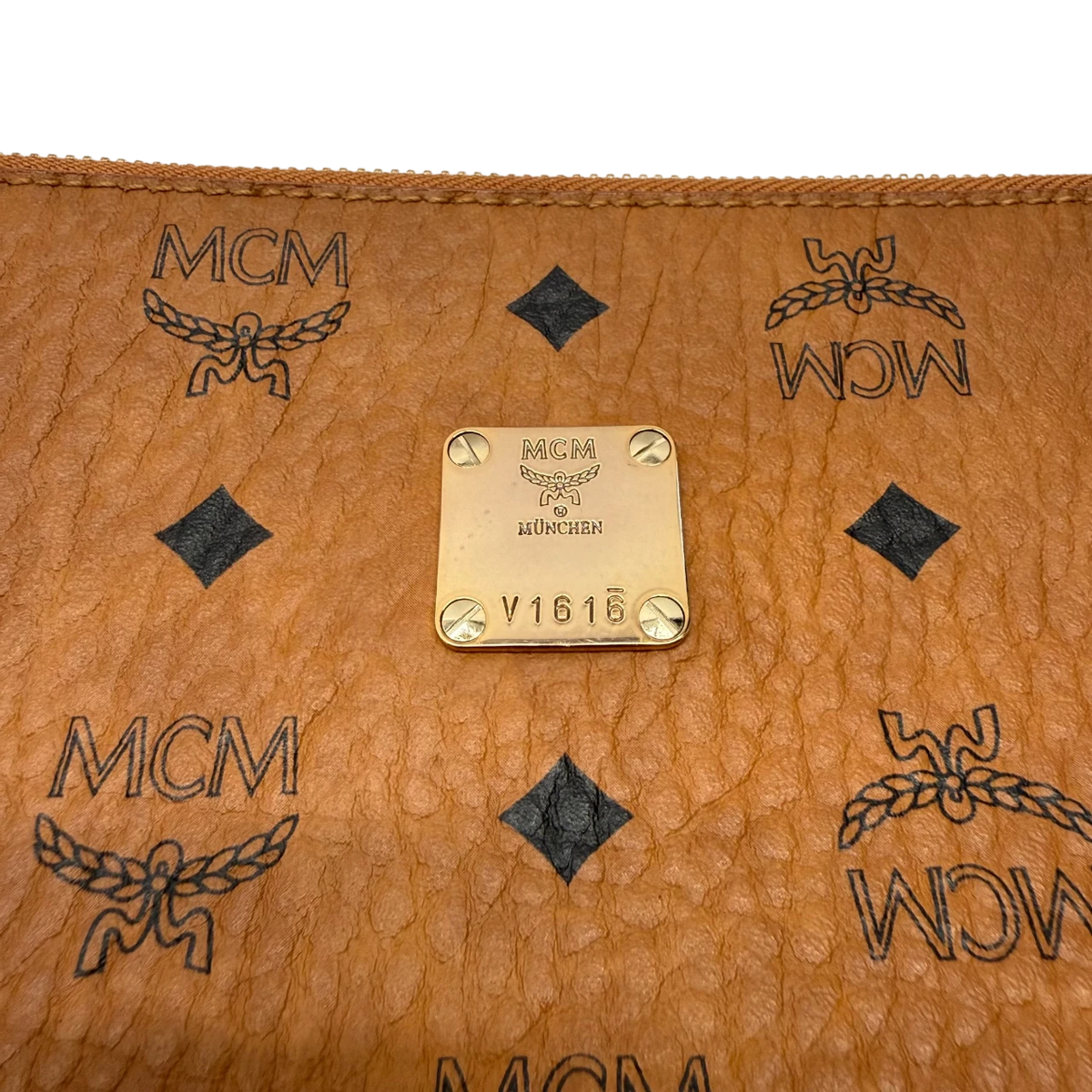 MCM Clutch visetos braun – Seriennummer im Detail