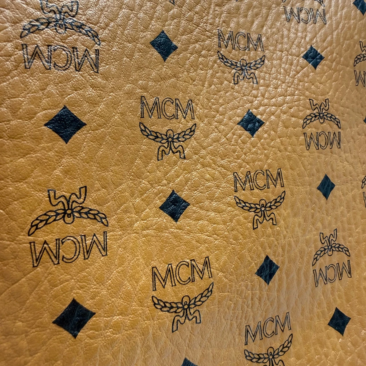 MCM Clutch visetos braun – Logo im Detail