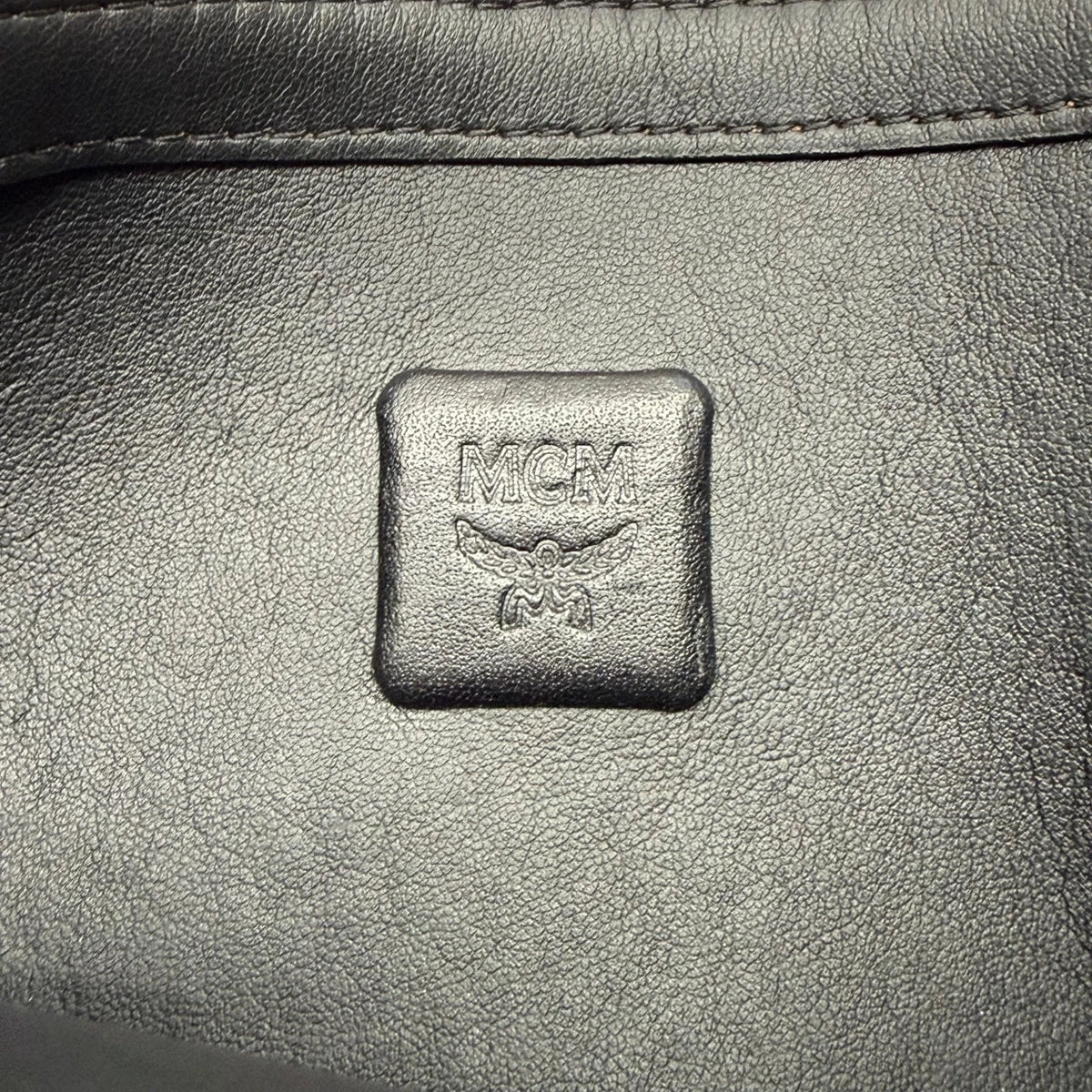 MCM Clutch visetos braun – Prägung im Detail