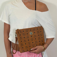 MCM Clutch visetos braun – getragen am Model