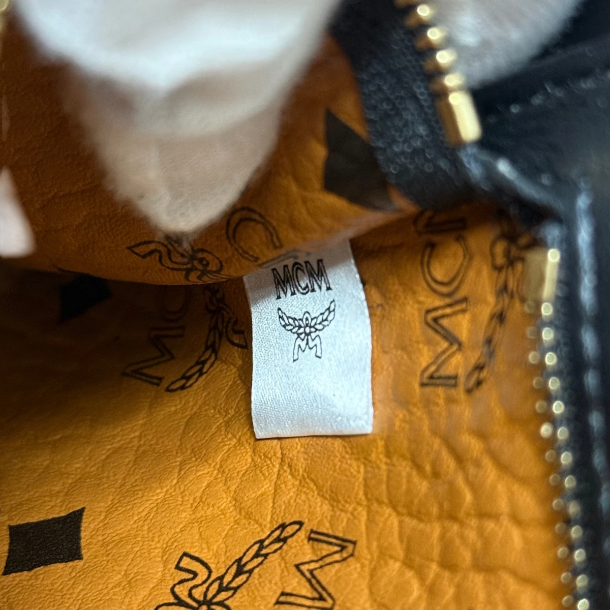 MCM Clutch visetos braun – Innenetikett im Detail