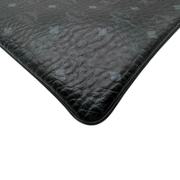 MCM Clutch visetos schwarz – Ecken im Detail