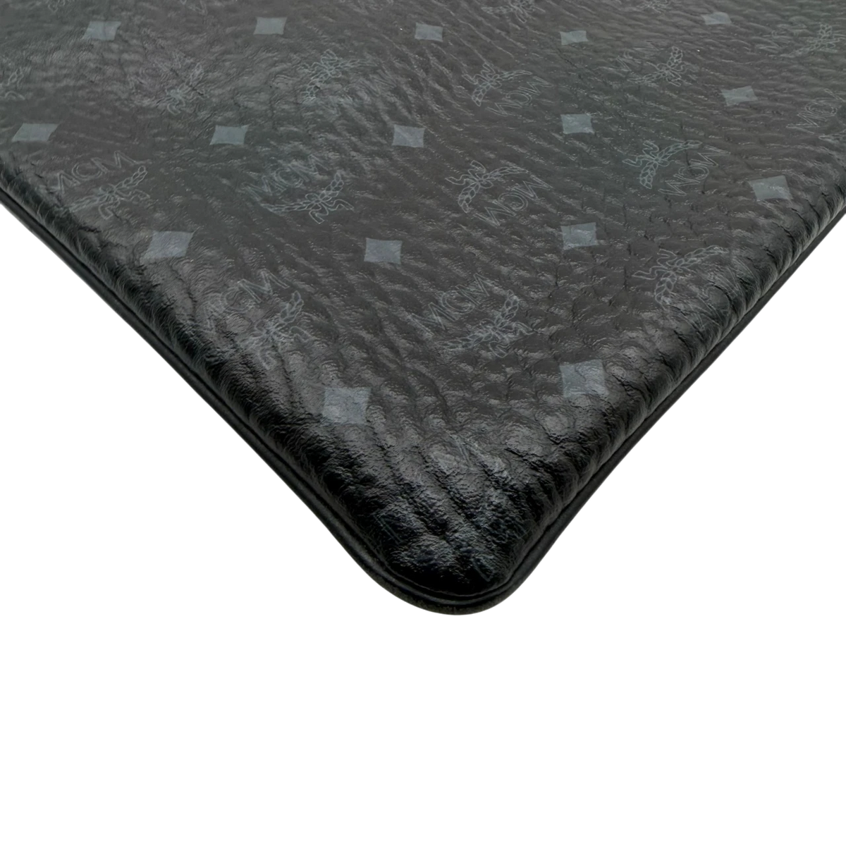 MCM Clutch visetos schwarz – Ecken im Detail