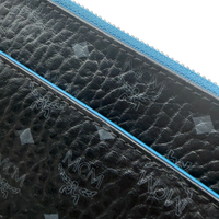 MCM Clutch visetos schwarz – Logo im Detail