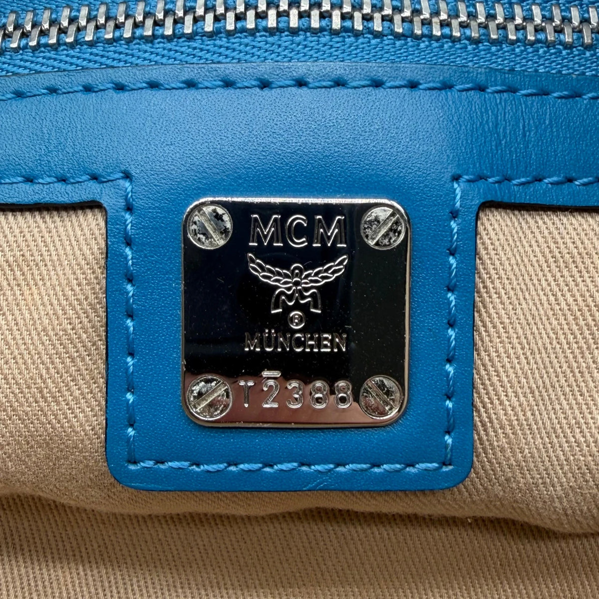 MCM Clutch visetos schwarz – Logo im Detail