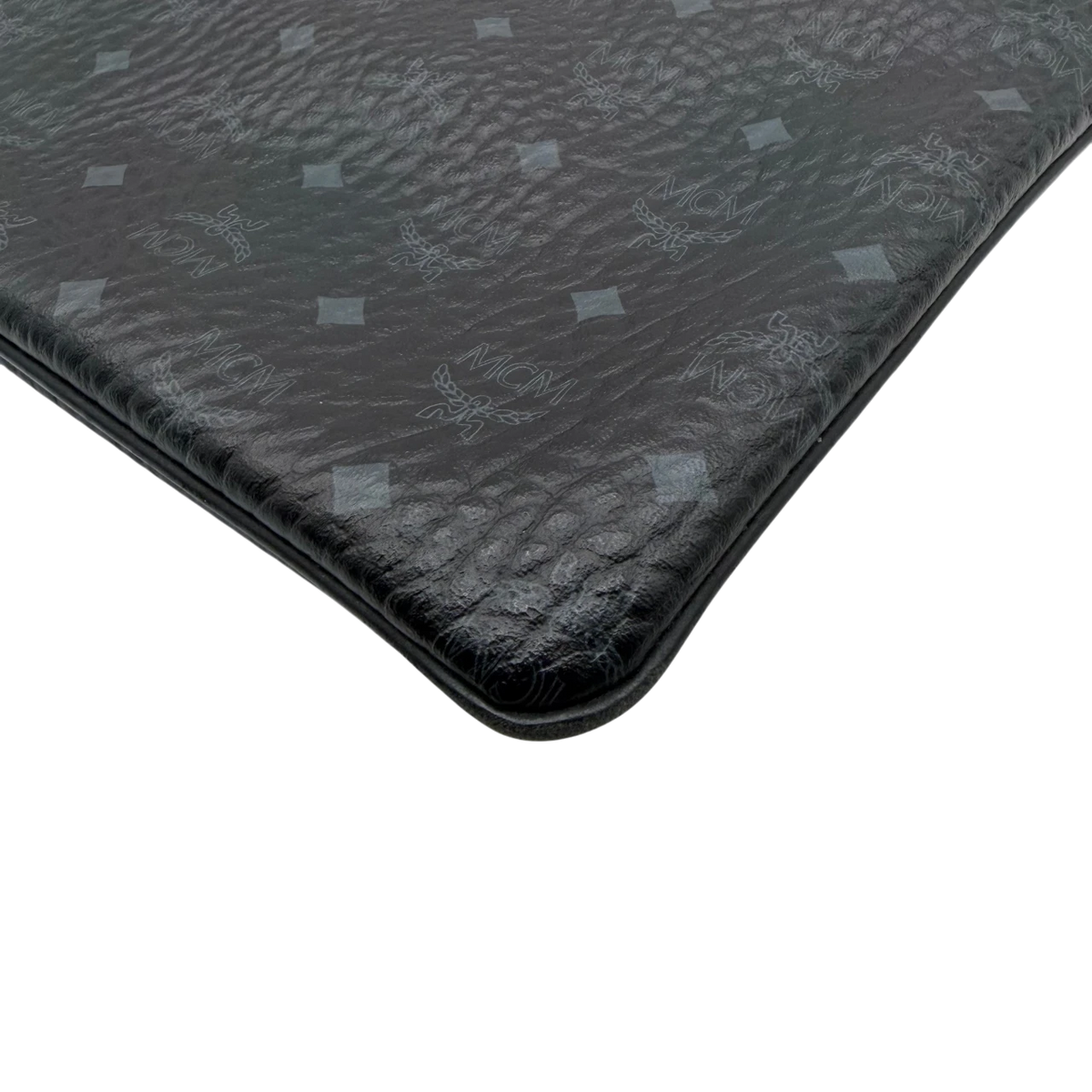MCM Clutch visetos schwarz – Ecken im Detail