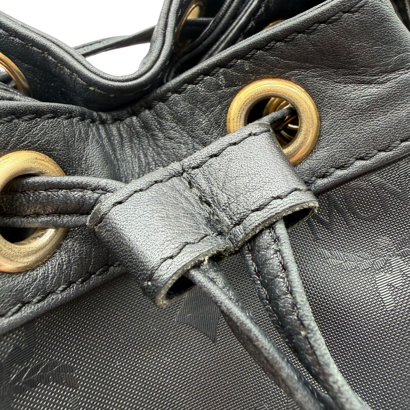 sac à main seau en PVC