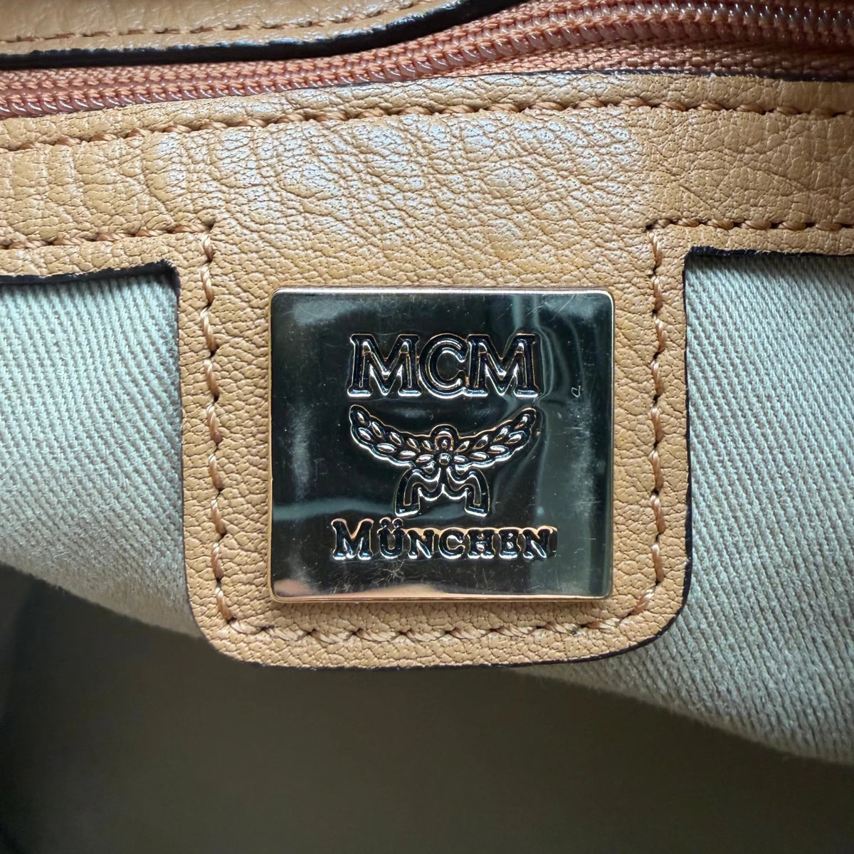 MCM Handtasche mit Umhängegurt visetos braun – Logo im Detail