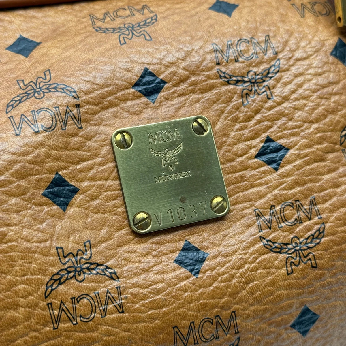 MCM Reisetasche 55 vintage mit Schultergurt visetos braun – Logo im Detail