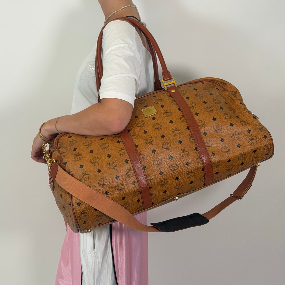 MCM Reisetasche visetos braun – getragen am Model