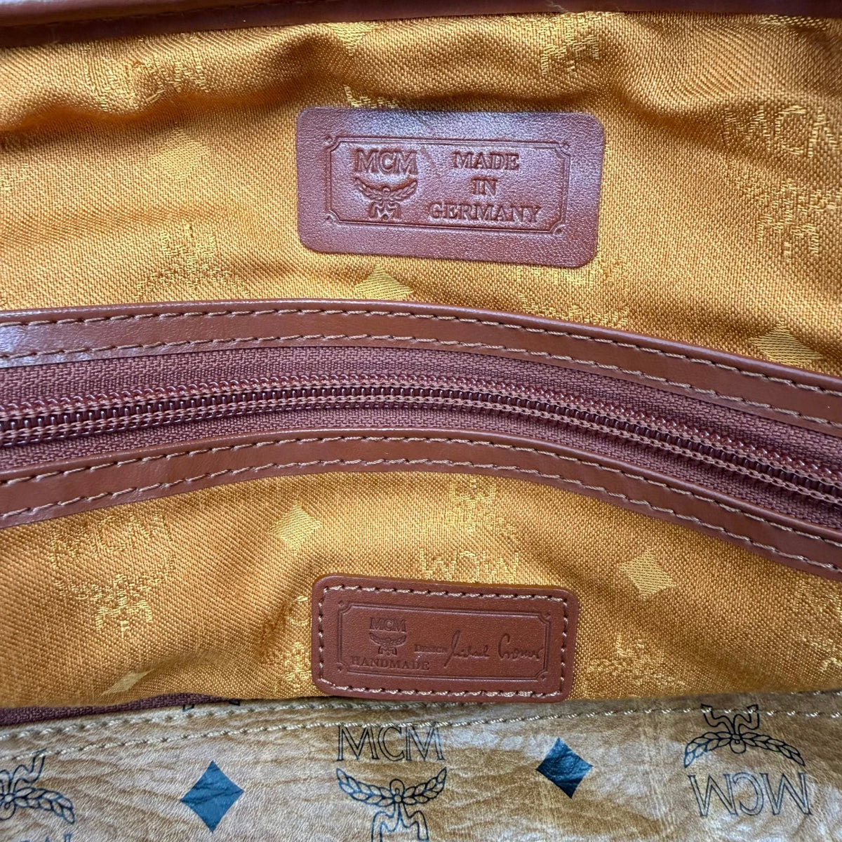 MCM Reisetasche visetos braun – Prägung im Detail