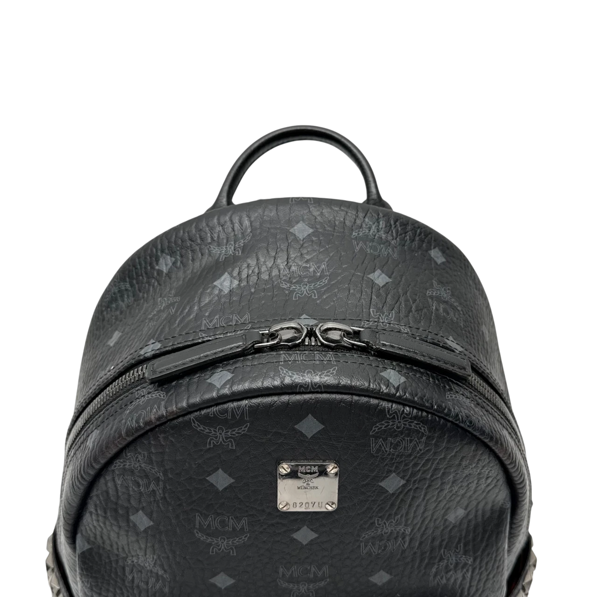 MCM Rucksack Stark medium visetos schwarz – Prägung im Detail