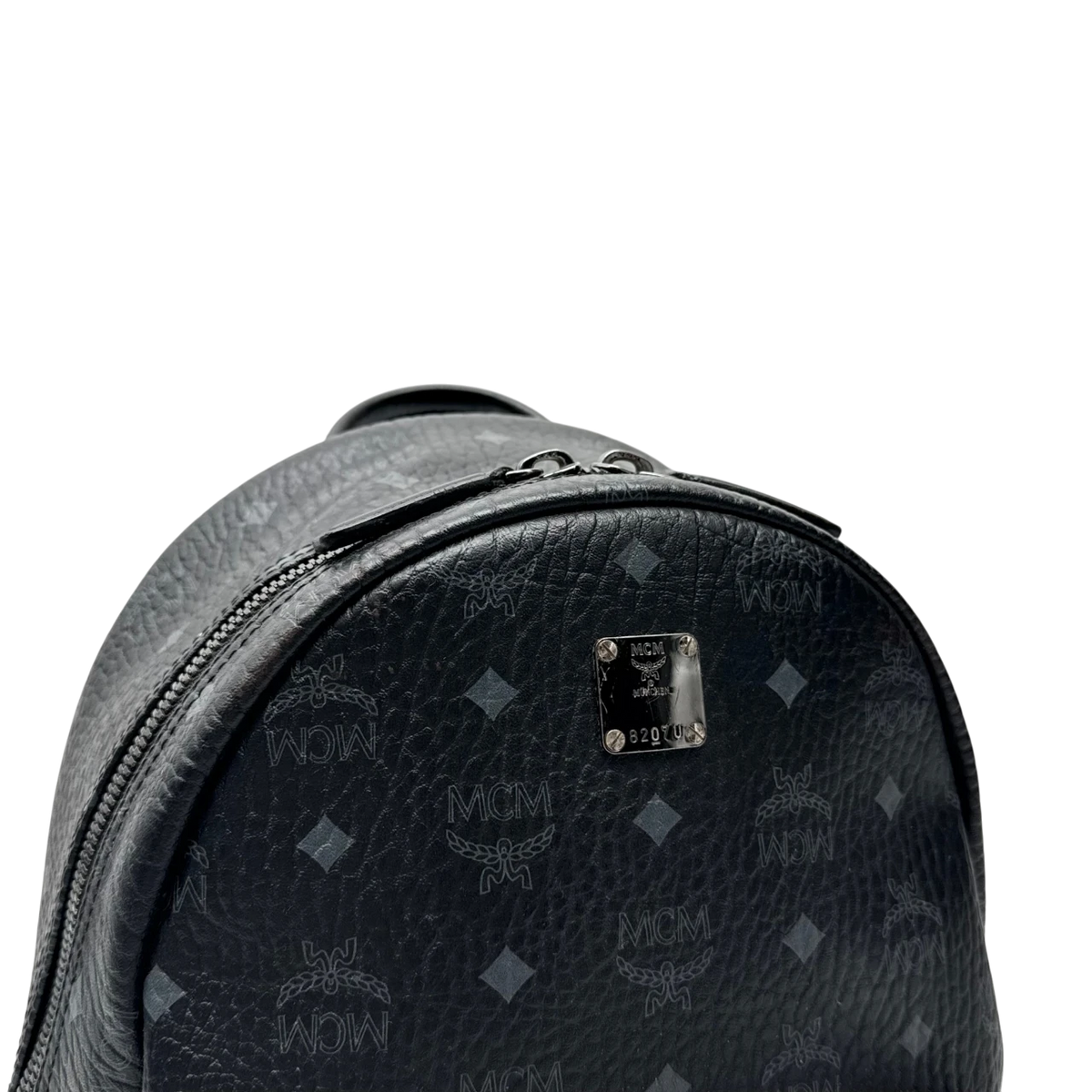 MCM Rucksack Stark medium visetos schwarz – Prägung im Detail