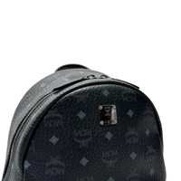 MCM Rucksack Stark medium visetos schwarz – Prägung im Detail