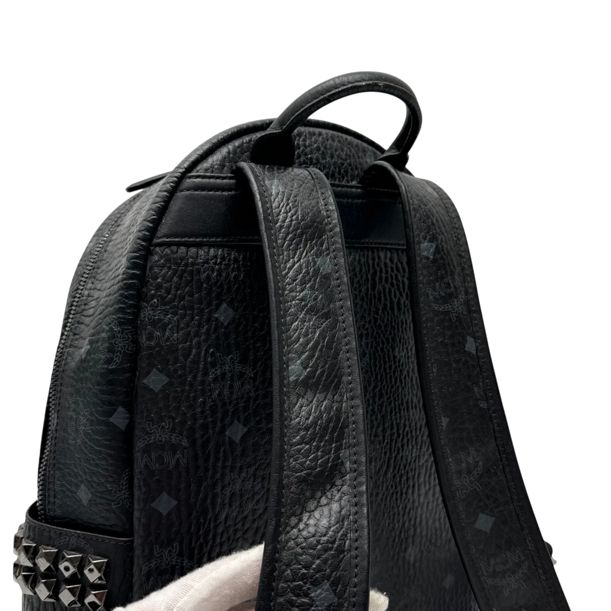MCM Rucksack Stark medium visetos schwarz – Schulterriemen im Detail