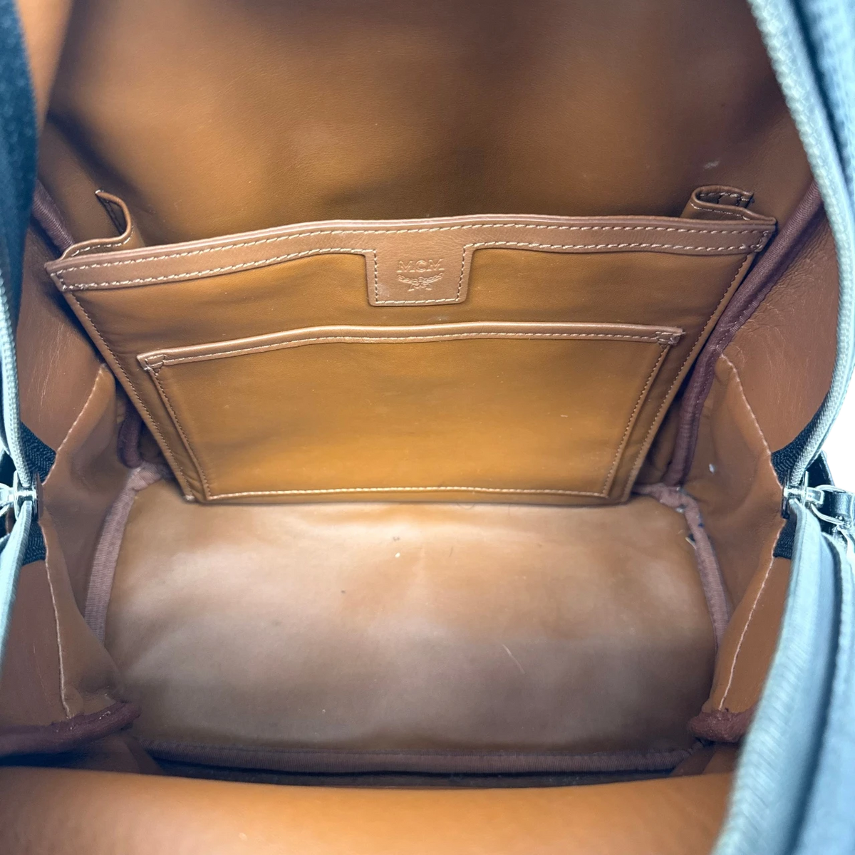 MCM Rucksack Stark medium visetos schwarz – Prägung im Detail