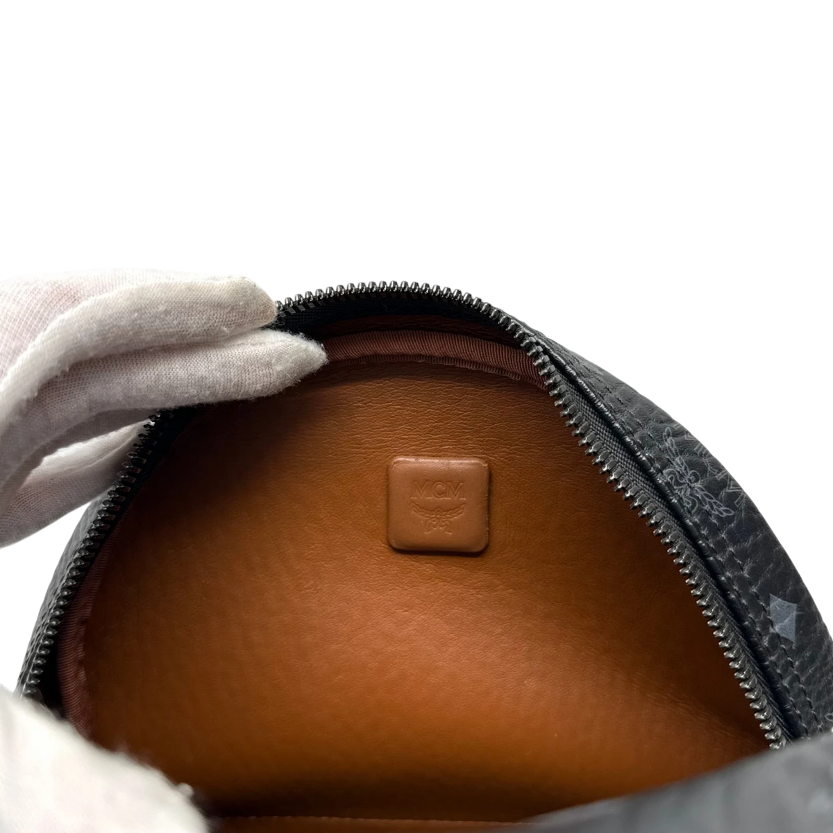 MCM Rucksack Stark medium visetos schwarz – Prägung im Detail