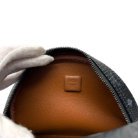 MCM Rucksack Stark medium visetos schwarz – Prägung im Detail