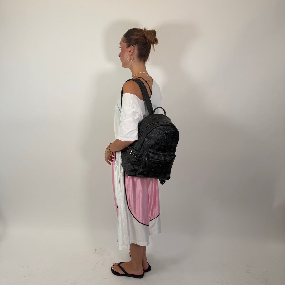 MCM Rucksack Stark medium visetos schwarz – getragen am Model