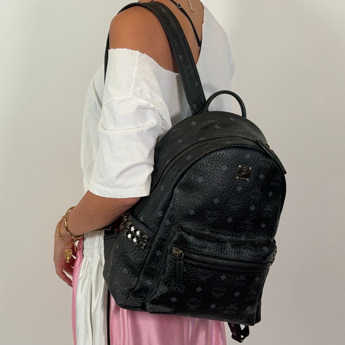 MCM Rucksack Stark medium visetos schwarz – getragen am Model