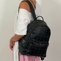 MCM Rucksack Stark medium visetos schwarz – getragen am Model