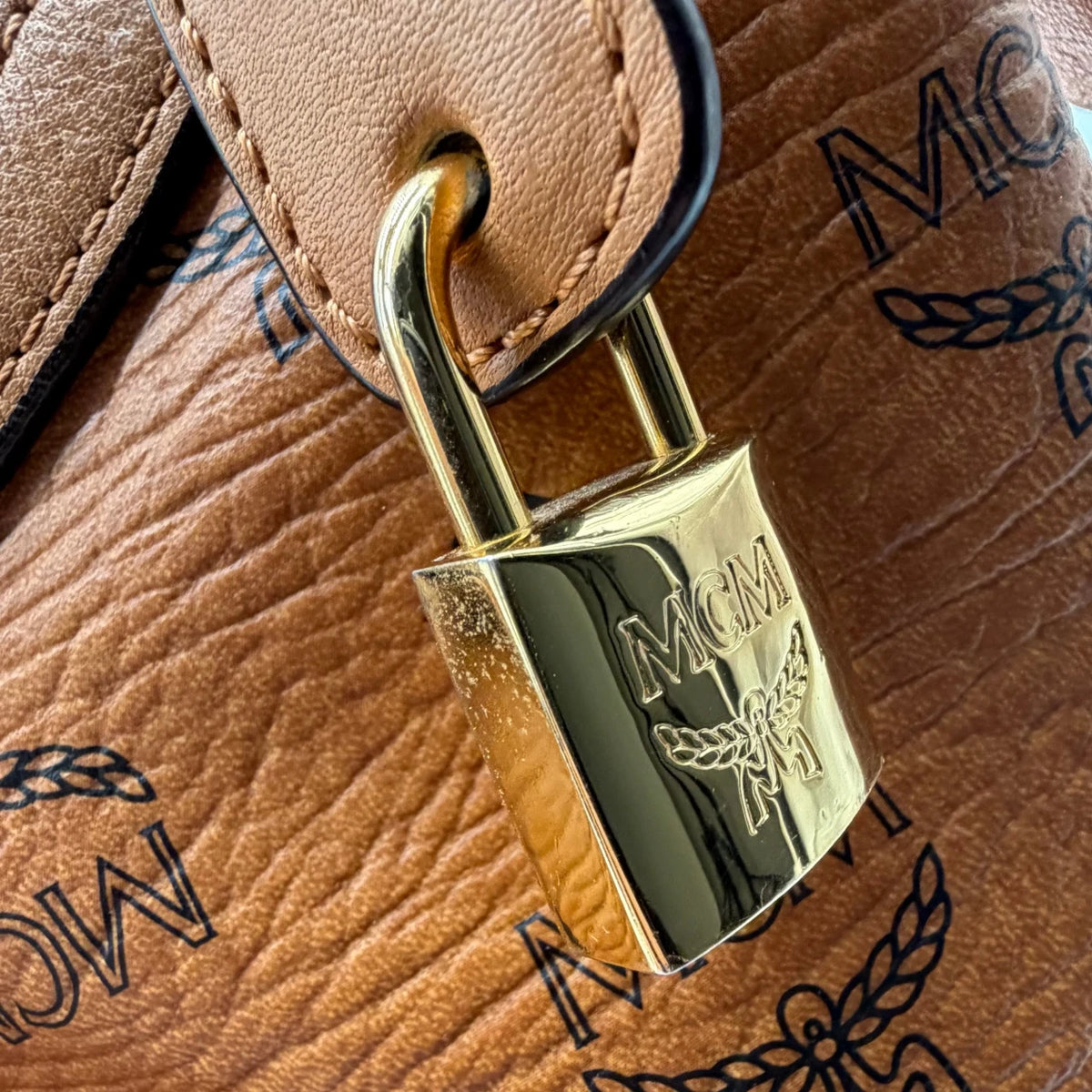 MCM Schultertasche Hobo visetos braun – Beschläge im Detail