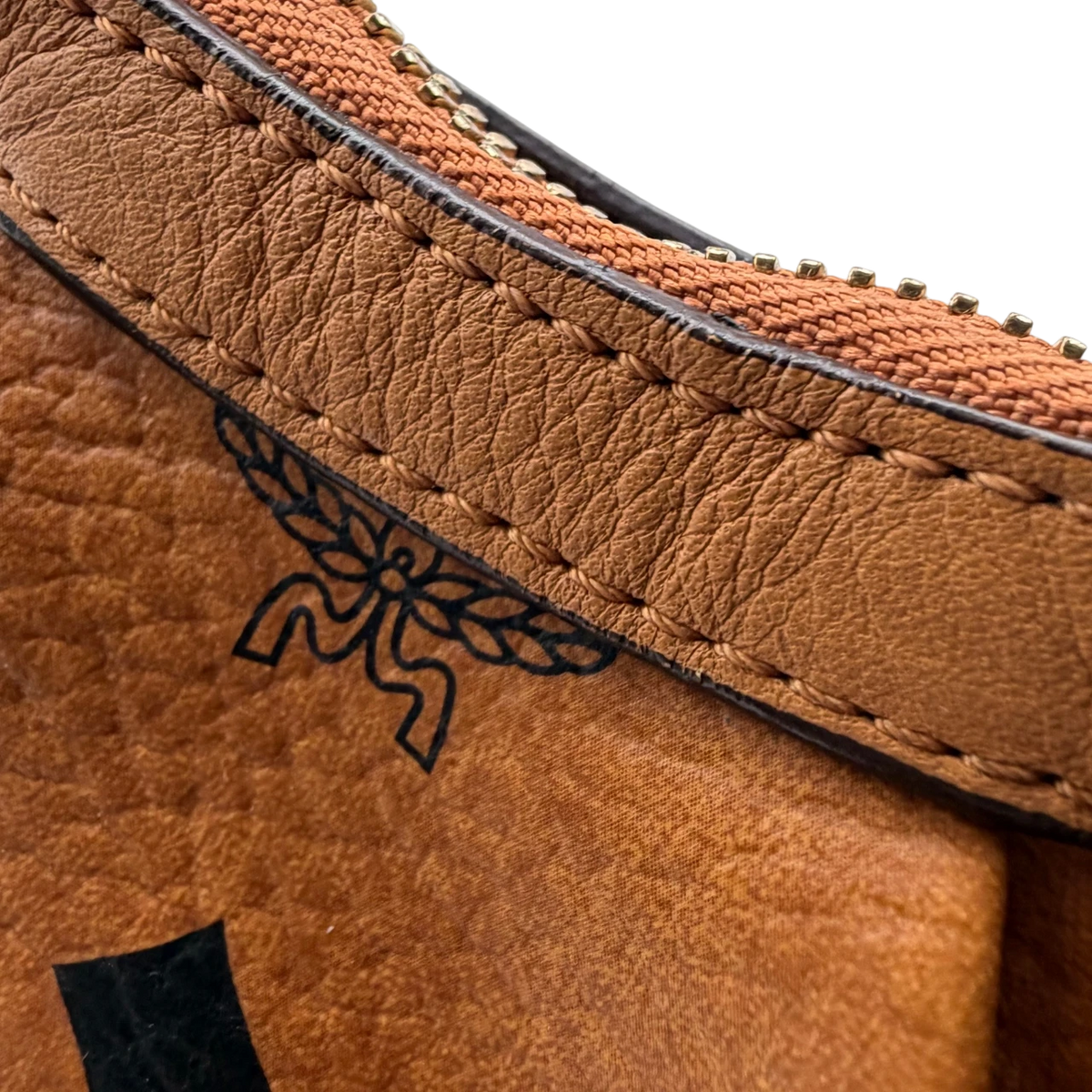 MCM Schultertasche Hobo visetos braun – Prägung im Detail