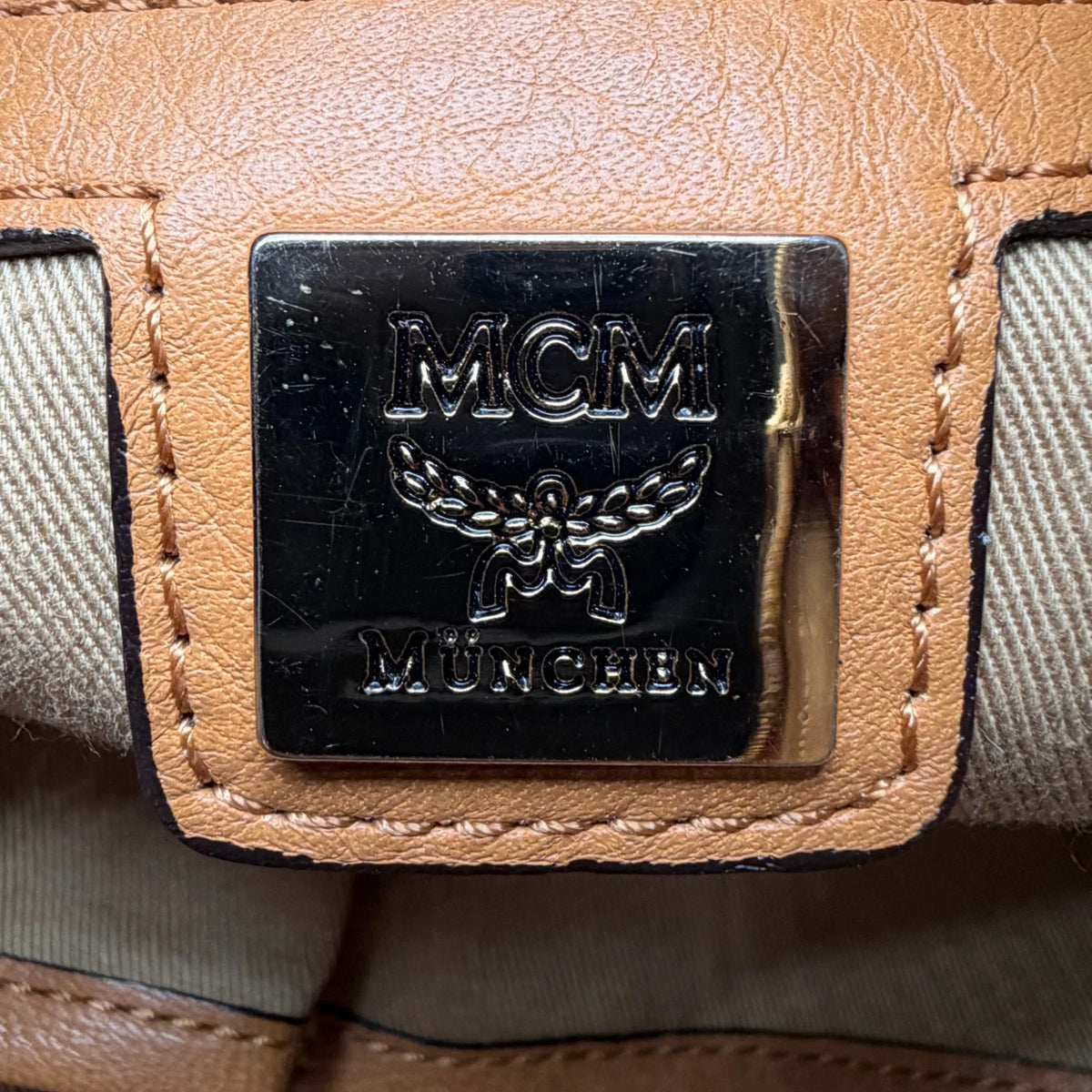 MCM Schultertasche Hobo visetos braun – Logo im Detail