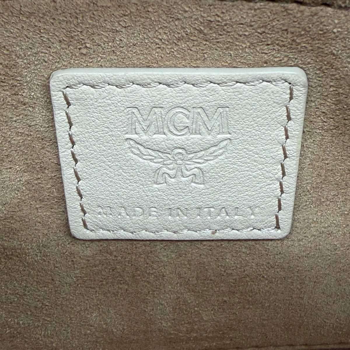 MCM Schultertasche Mode Travia aus Leder beige – Innenetikett im Detail