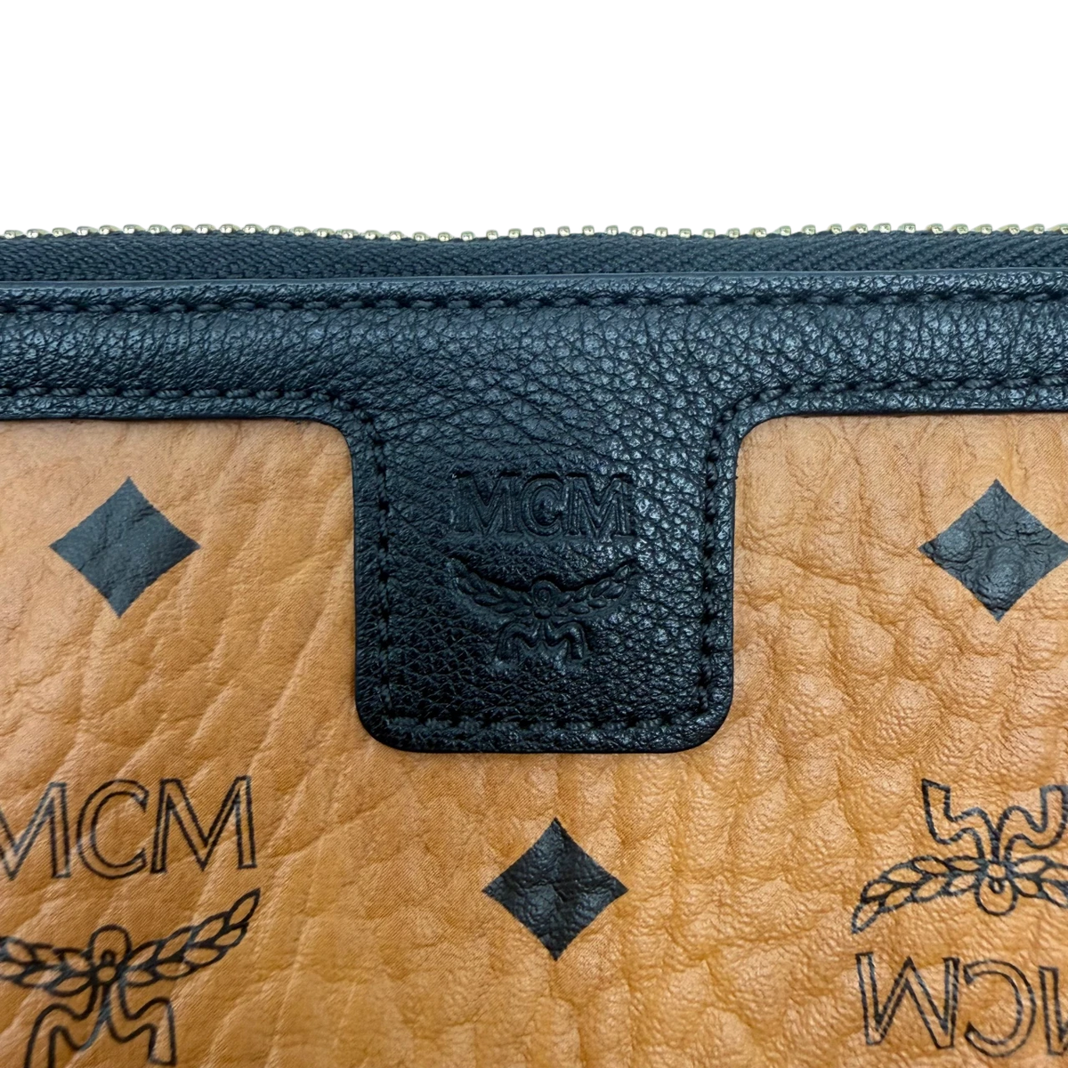 MCM Shopper Liz mit Pochette visetos braun – Prägung im Detail