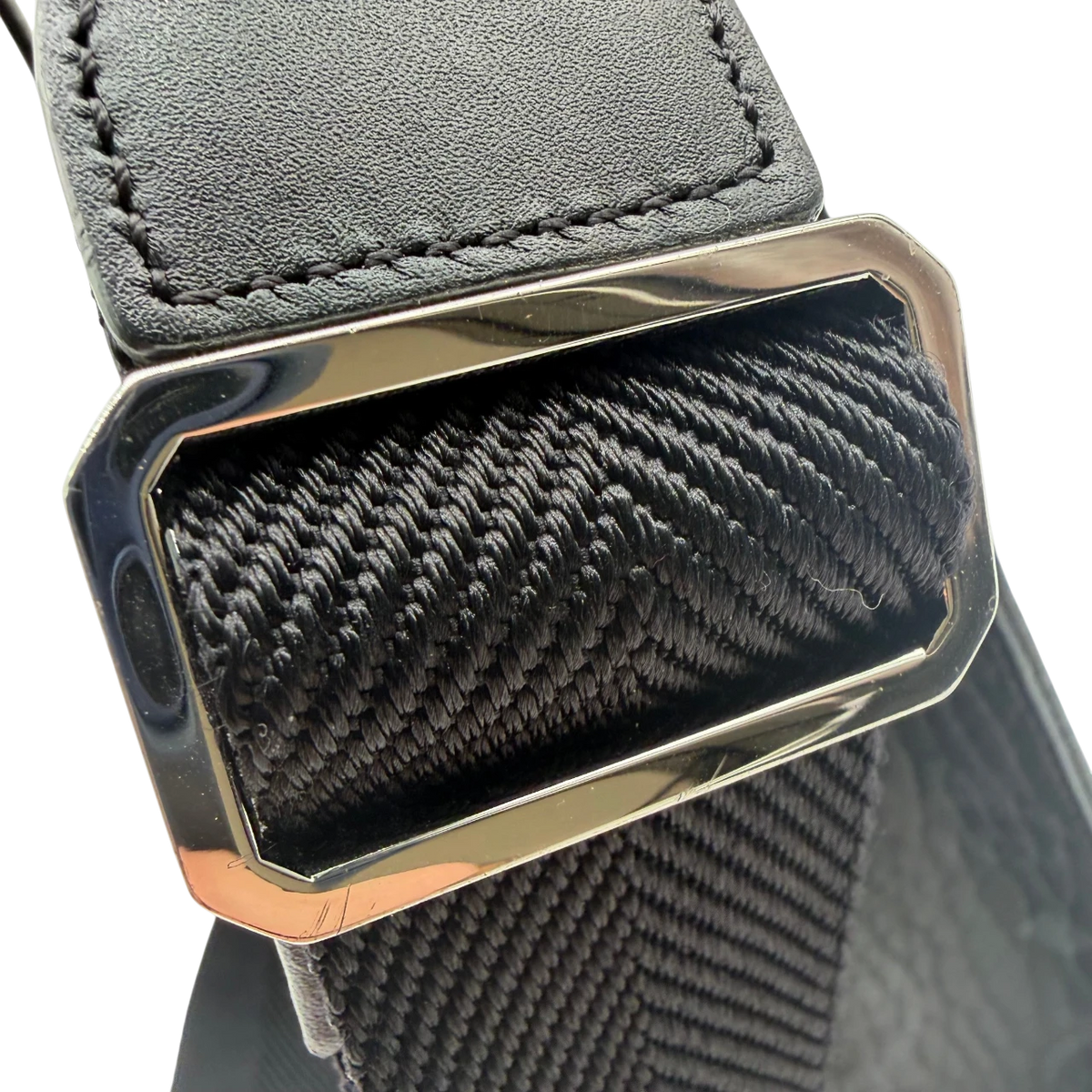 MCM Umhängetasche Aren Mini Tote visetos schwarz – Beschläge im Detail