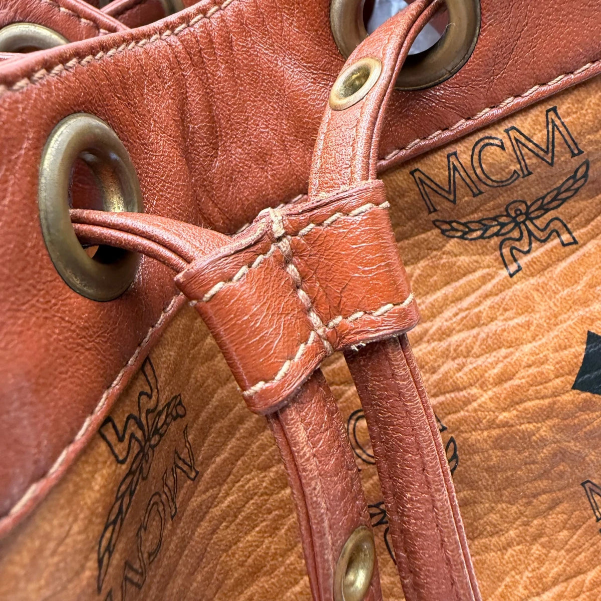 MCM Umhängetasche Bucket visetos braun