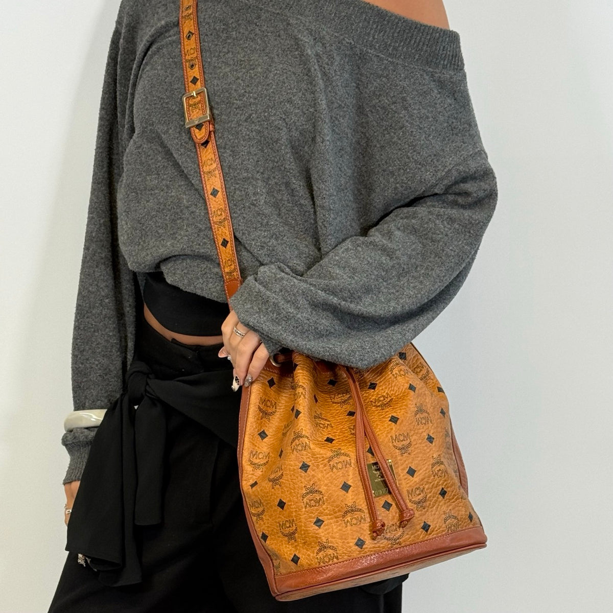 MCM Umhängetasche Bucket visetos braun