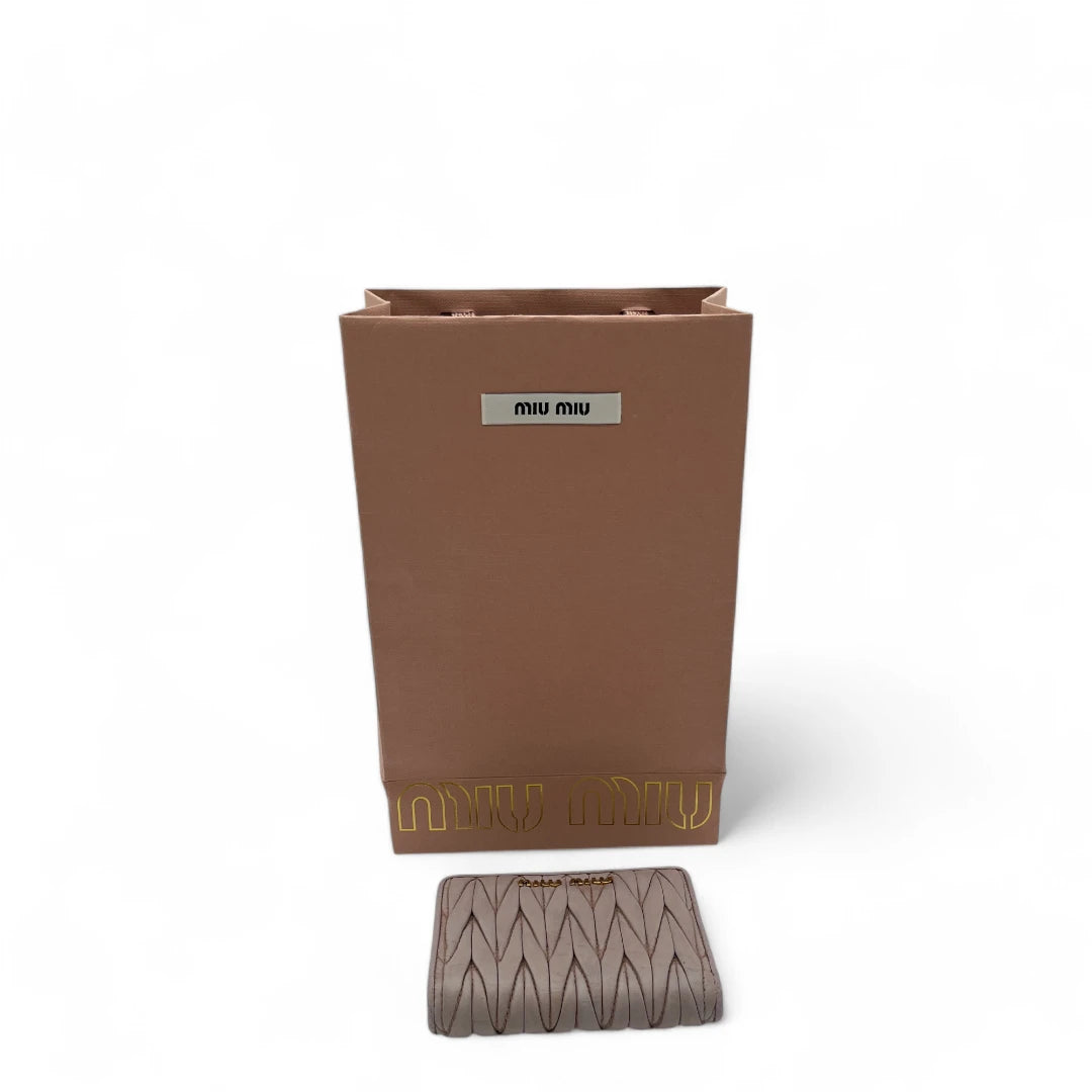 Miu Miu Geldbeutel Matelassé aus Leder rosa / beige