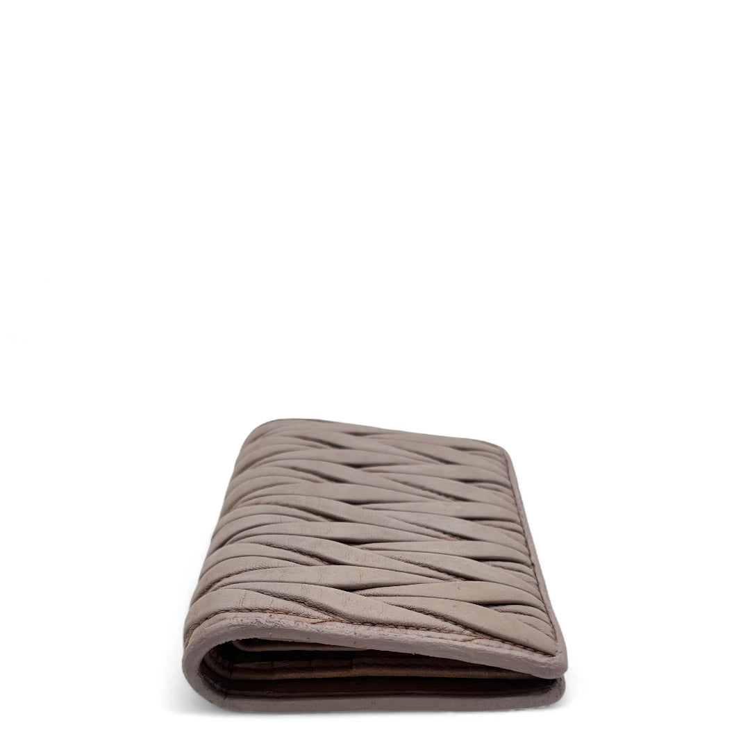 Miu Miu Geldbeutel Matelassé aus Leder rosa / beige