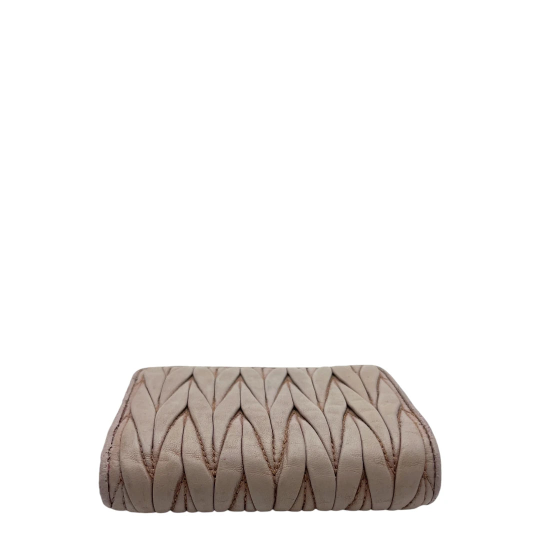 Miu Miu Geldbeutel Matelassé aus Leder rosa / beige