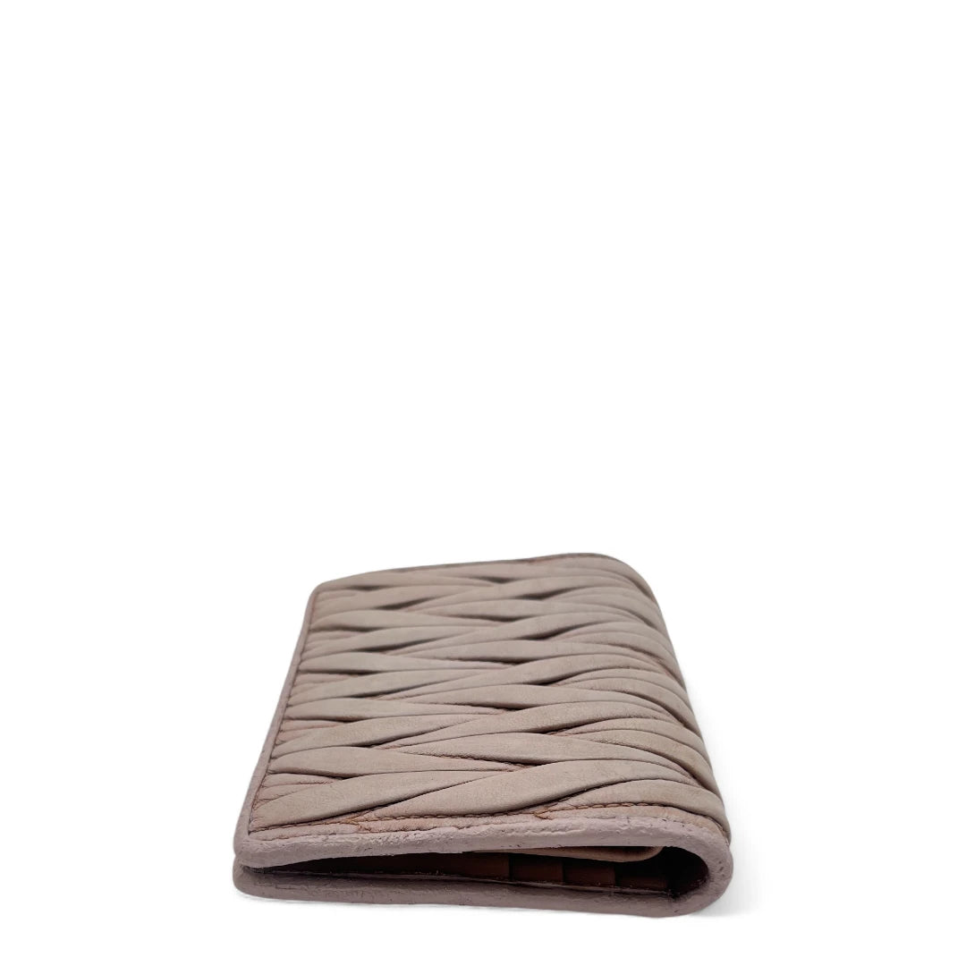 Miu Miu Geldbeutel Matelassé aus Leder rosa / beige