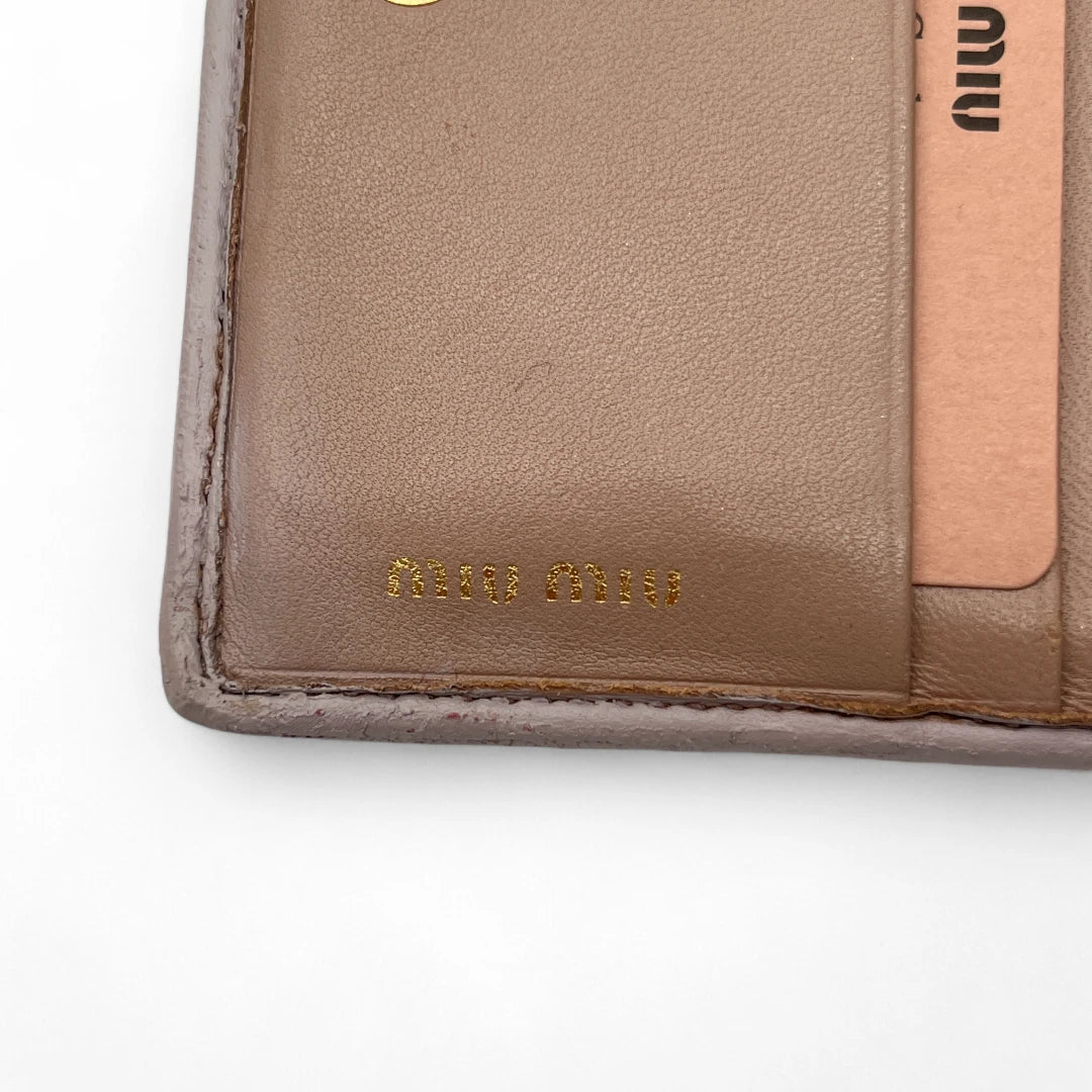 Miu Miu Geldbeutel Matelassé aus Leder rosa / beige