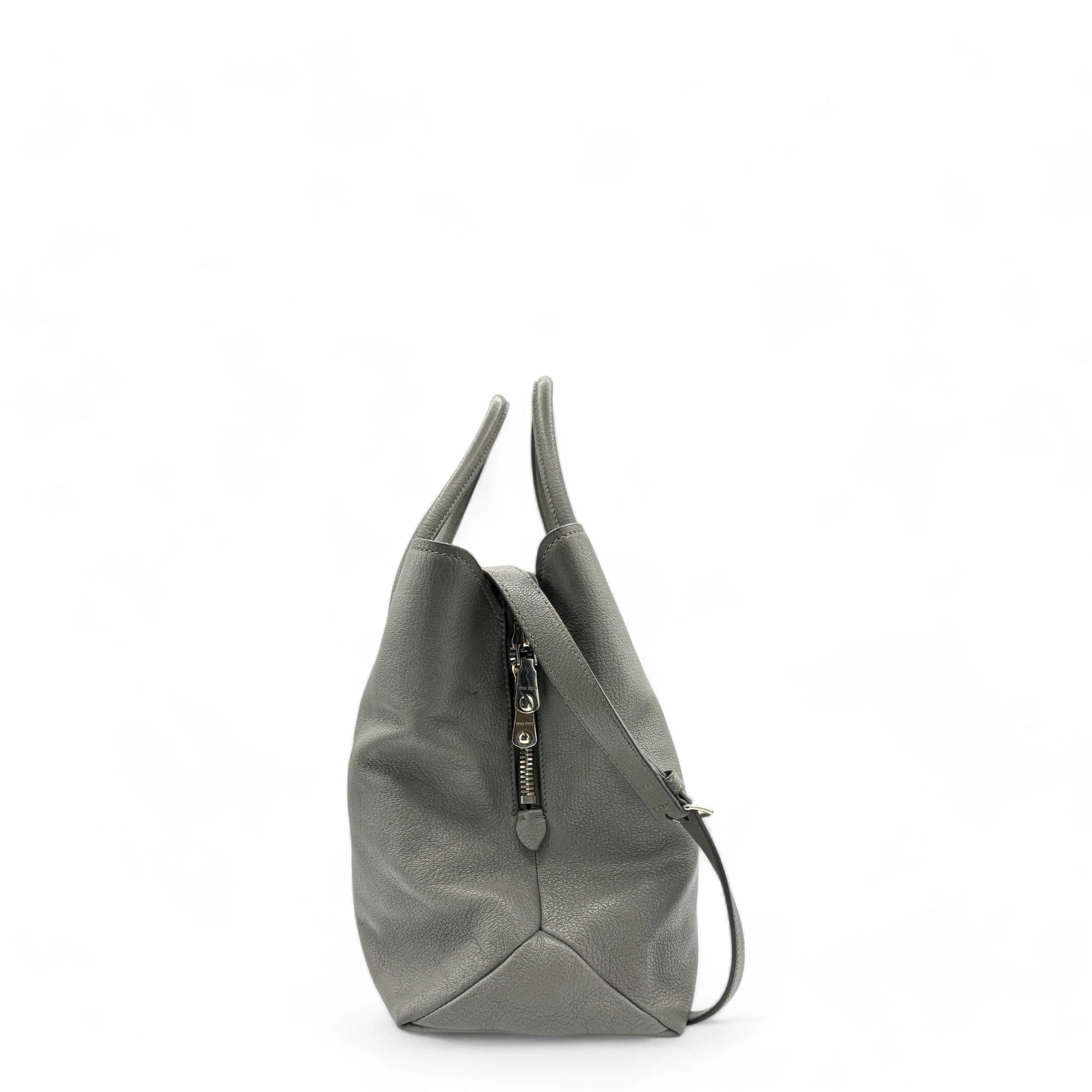 Miu Miu Handtasche Madras mit Umhängegurt aus Leder grau