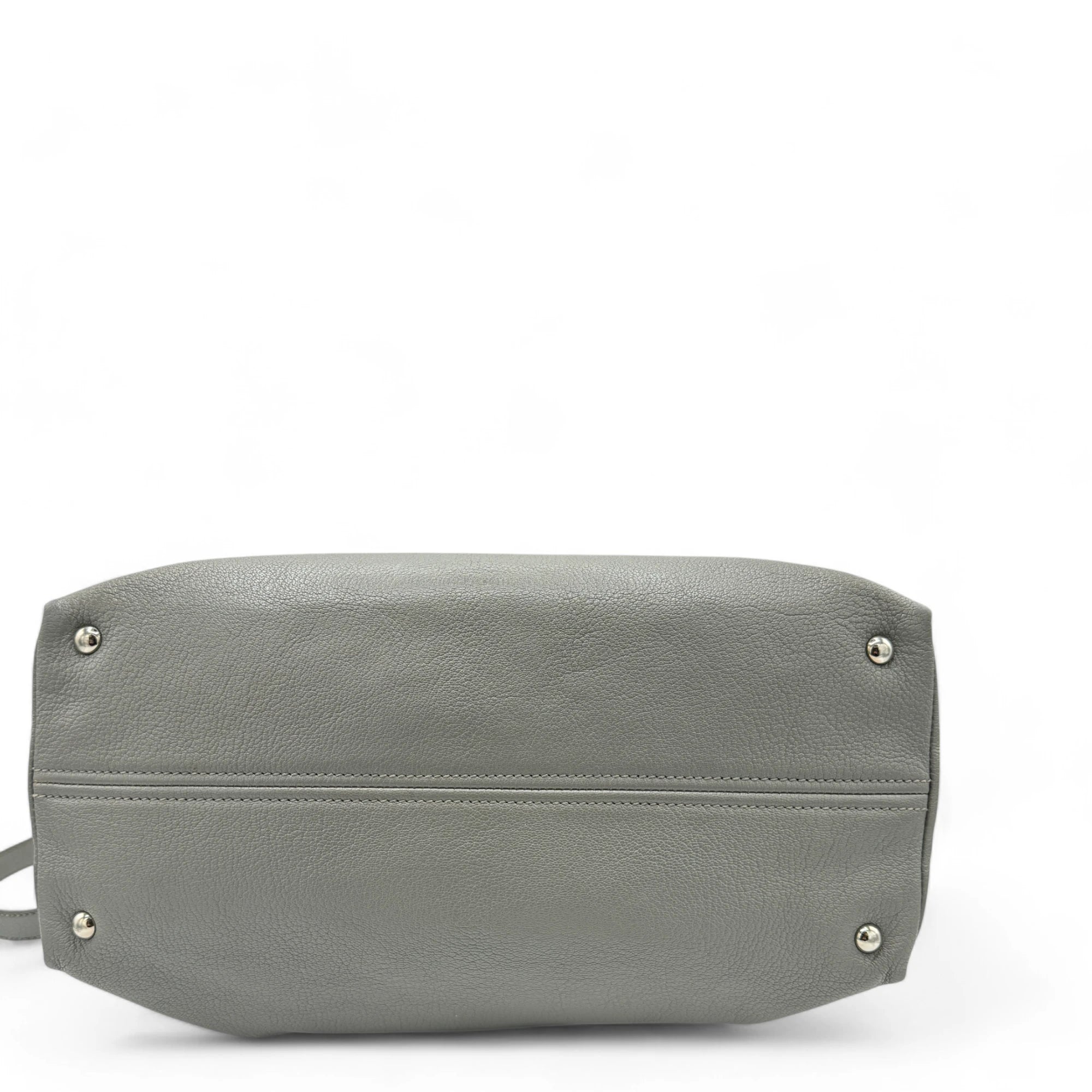 Miu Miu Handtasche Madras mit Umhängegurt aus Leder grau