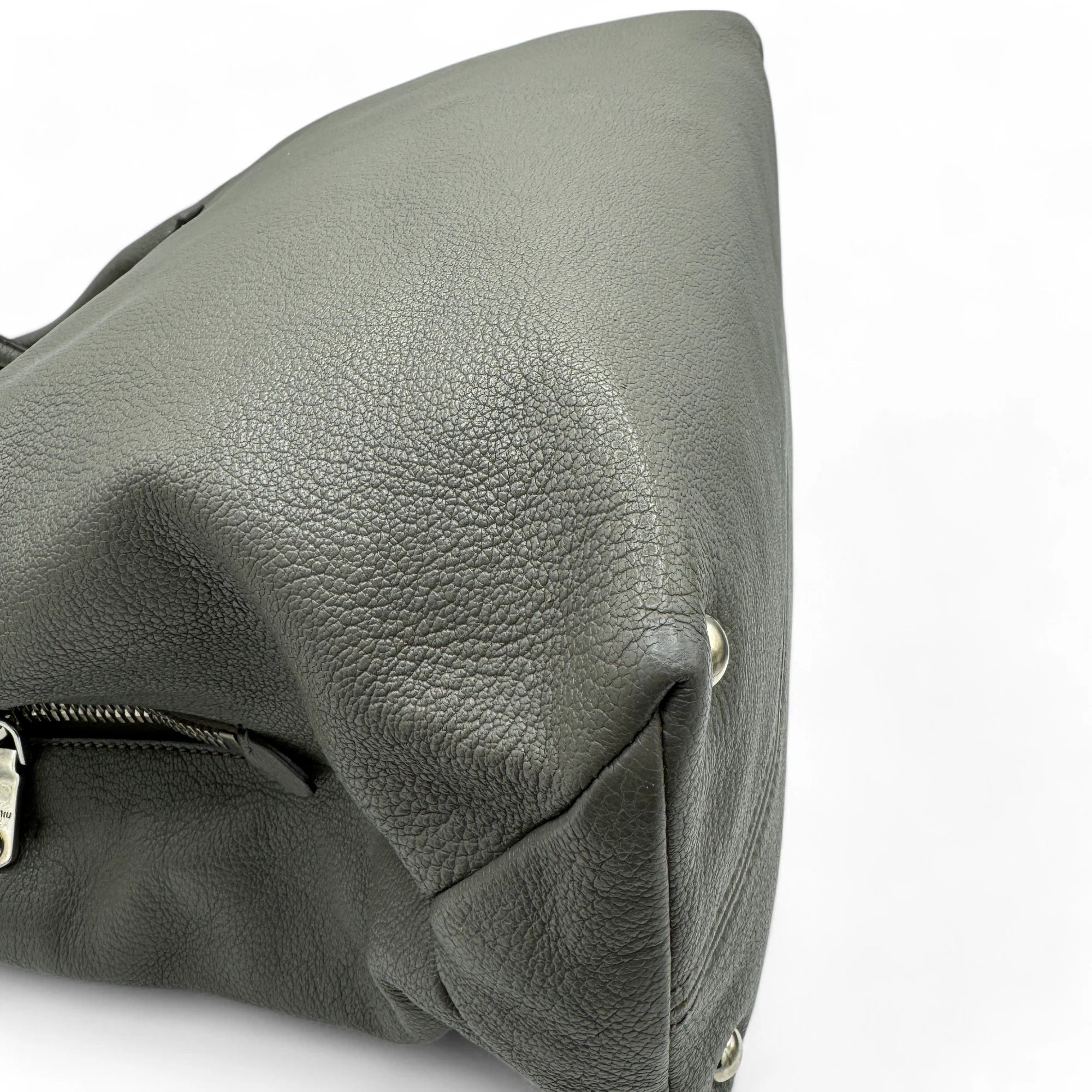 Miu Miu Handtasche Madras mit Umhängegurt aus Leder grau