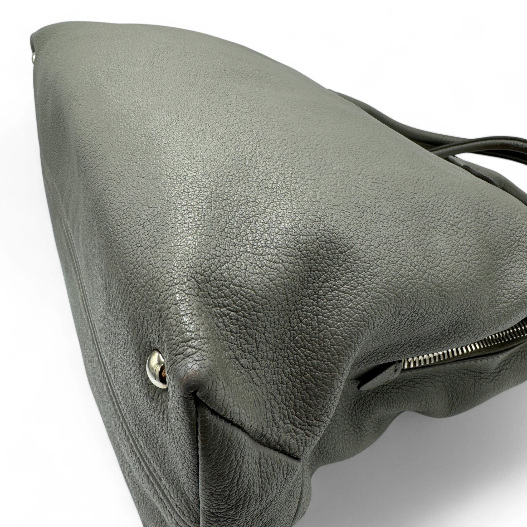 Miu Miu Handtasche Madras mit Umhängegurt aus Leder grau